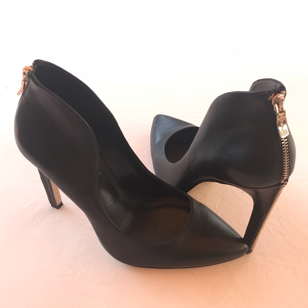 Black high heels 👠